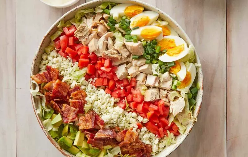 Khi đó, ông đã trộn tất cả những thức ăn thừa có ở trong bếp của mình