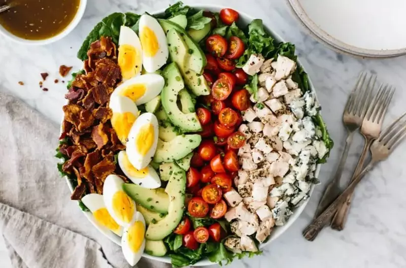 Bạn hoàn toàn có thể dùng salad trong bữa ăn hằng ngày để àm mới thực đơn cho cả nhà