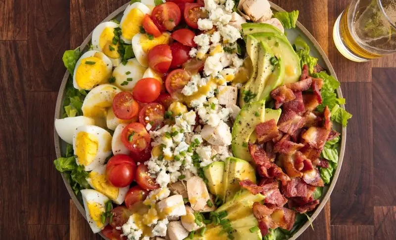 Hằng năm, có tới hàng triệu đĩa cobb salad được tiêu thụ
