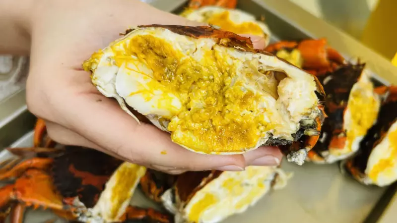 Lớp gạch cua cốm có màu vàng nhạt, tỏa ra một mùi hương thoang thoảng