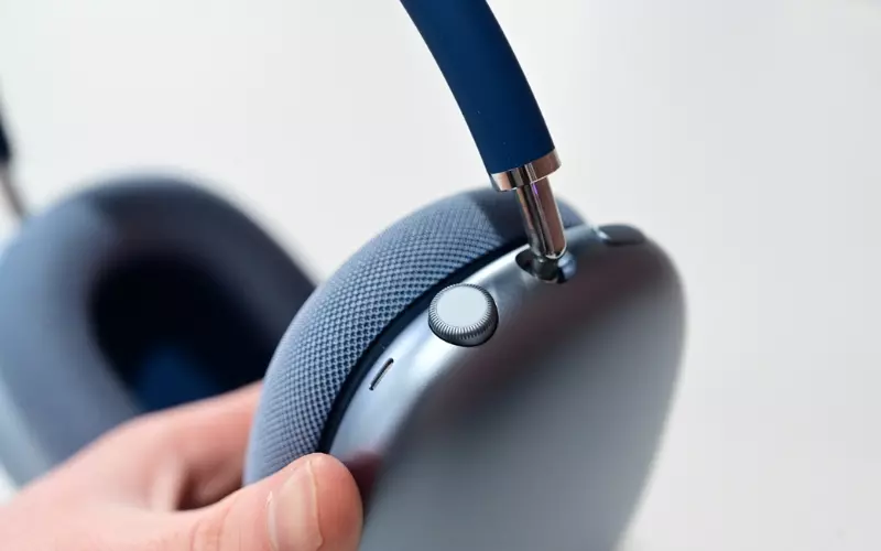 Digital Crown trên AirPods Max cũng có khả năng hỗ trợ tăng âm lượng
