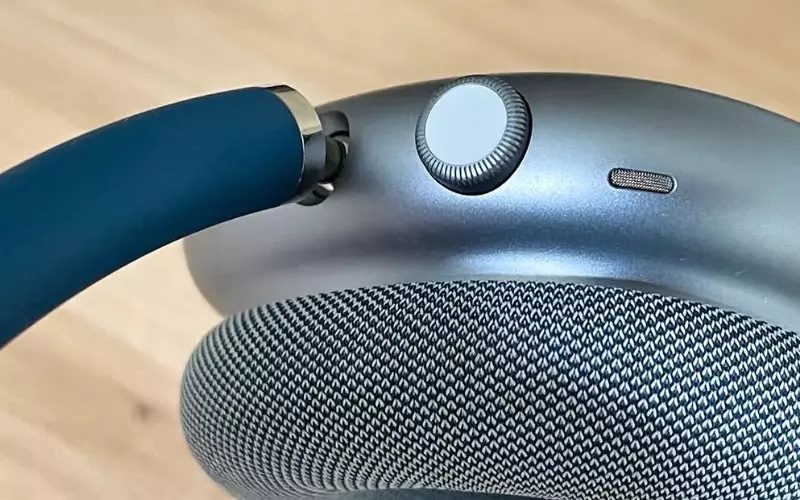 Đối với AirPods Max, Digital Crown được trang bị trên thành của một bên tai nghe