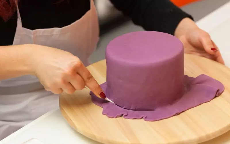 Fondant là một hỗn hợp dẻo được làm từ đường bột (icing sugar) nấu chảy