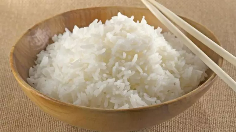 Nên ngâm gạo qua đêm hoặc ít nhất 8 tiếng.