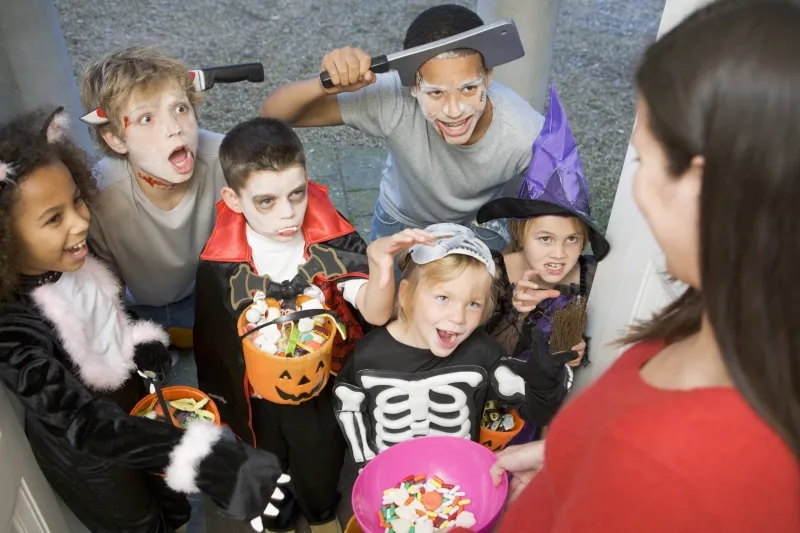 “Trick or Treat” (cho kẹo hay bị ghẹo) là một trong những trò chơi phổ biến của trẻ em ở Phương Tây