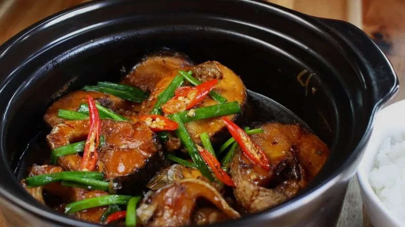 Cá tràu kho tộ ăn cùng với hẹ nước