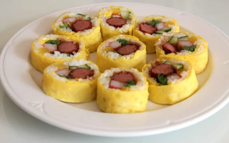 Loại kimbap này được cuốn lớp ngoài là trứng