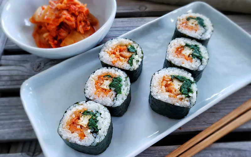 Kimbap kimchi sẽ có nhân chủ yếu là kimchi