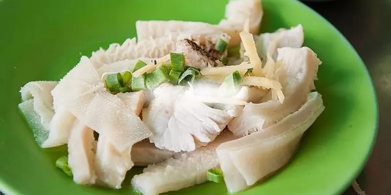 Sách bò luộc khi kết hợp với chén nước chấm chua cay sẽ làm bạn phải mê mẩn ngay từ lần đầu