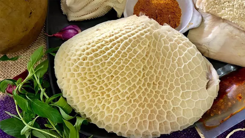 Bạn hãy mua lá sách bò vào buổi sáng sớm để đảm bảo độ tươi ngon của nguyên liệu
