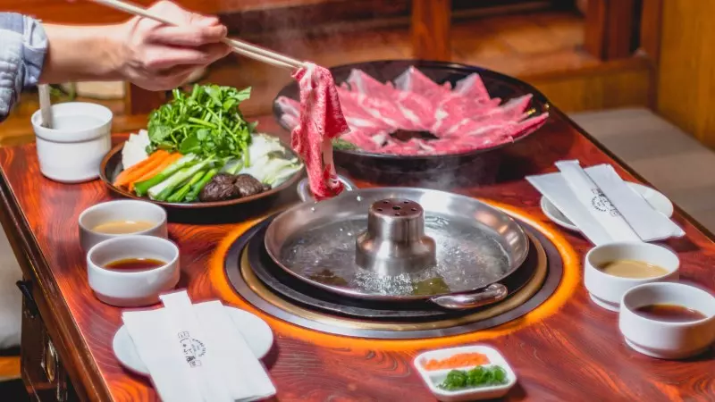 So về hình thức, Shabu Shabu không có nhiều điểm khác với lẩu Việt Nam