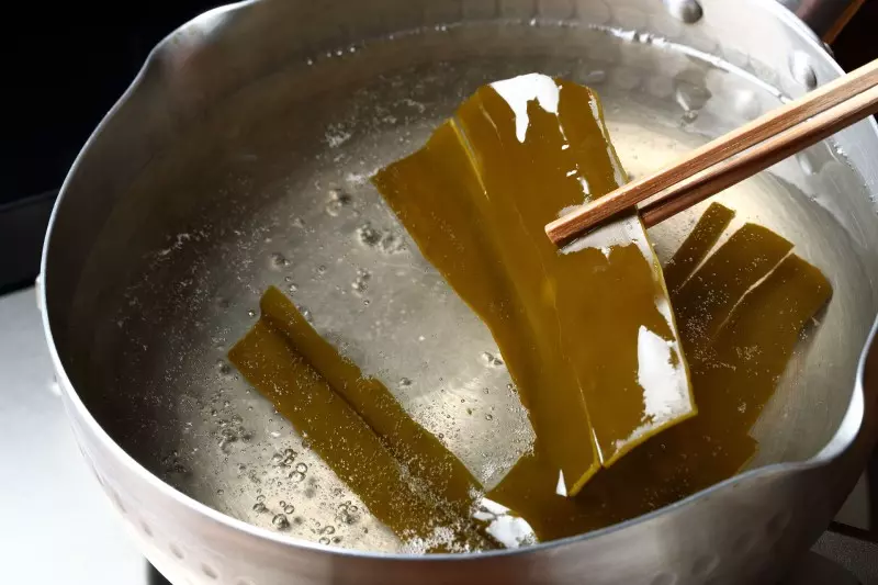 Kombu dashi bạn có thể tự làm tại nhà hay mua tại các cửa hàng