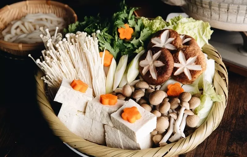 Để chuẩn bị cho món lẩu Shabu Shabu, người Nhật thường dùng những loại rau và nấm
