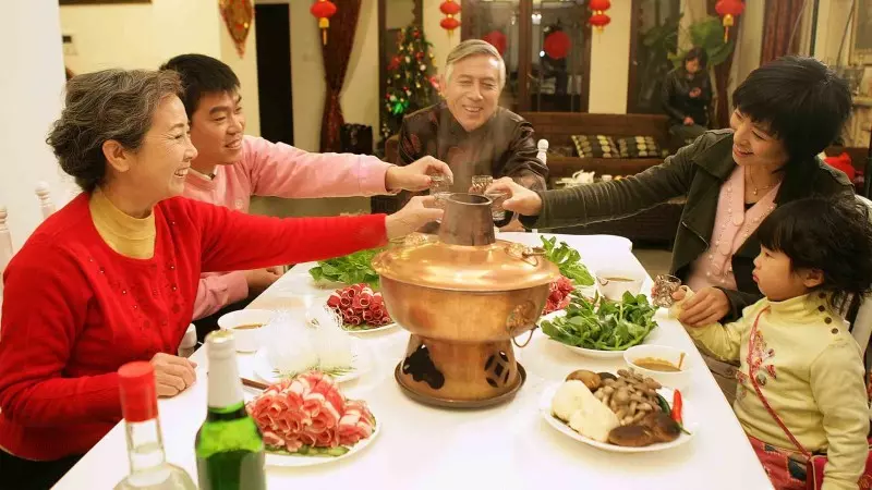 Thưởng thức lẩu giữa ngày đông cùng người thân là một điều quá tuyệt vời