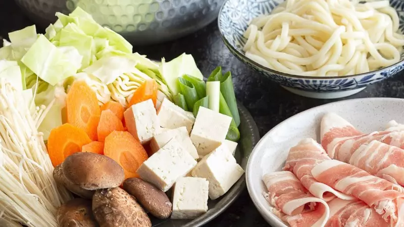 Đầu tiên bạn hãy chuẩn bị sẵn các nguyên liệu thịt, rau củ và các loại nấm