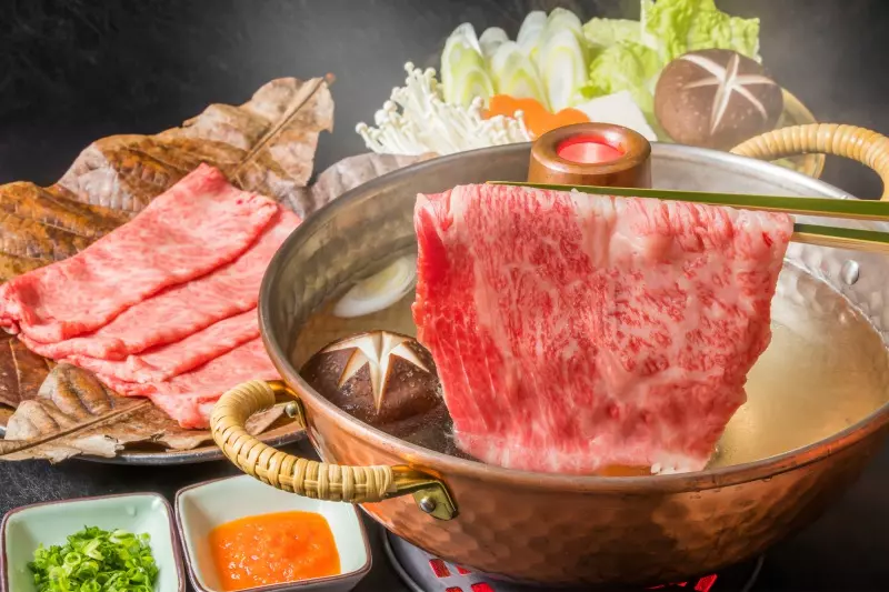 Nhũng từng miếng thịt vào nồi lẩu từ 10s và lấy ra để nguội chút là có thể dùng