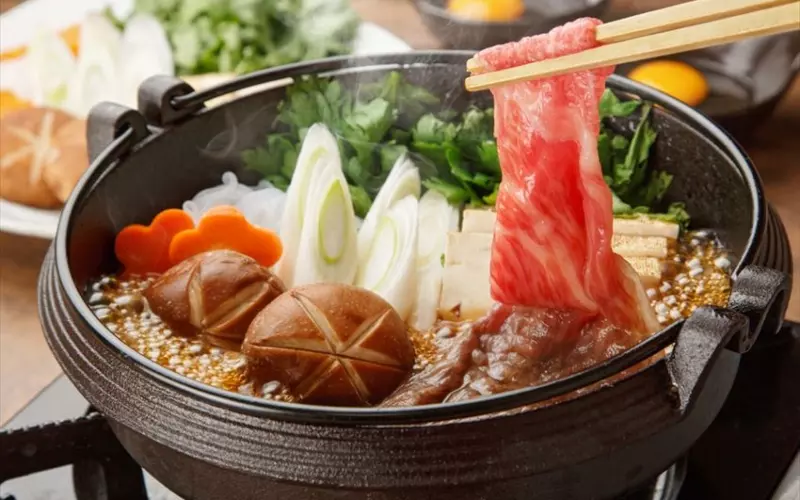 Sukiyaki là món lẩu nổi tiếng tại Nhật Bản phổ biến từ cuối thế kỷ 19