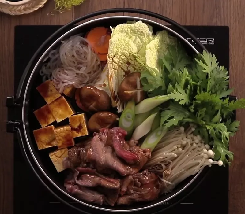 Món lẩu sukiyaki khi hoàn thành tỏa hương thơm lừng, hấp dẫn