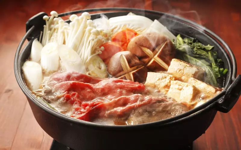 Nồi lẩu thưởng thức sukiyaki có phần đáy cạn hơn so với các loại nồi thông thường