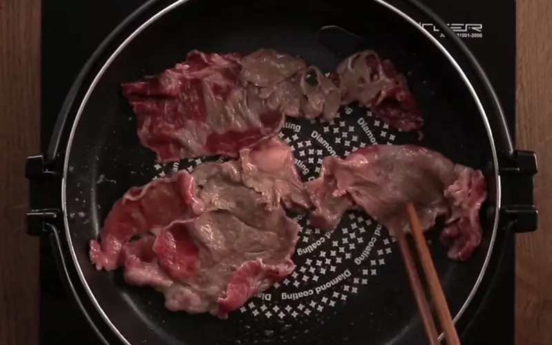 Nấu lẩu sukiyaki