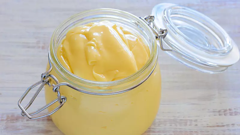 Mayonnaise là một loại nước sốt đặc, lạnh được làm từ hỗn hợp dầu, lòng đỏ trứng và axit