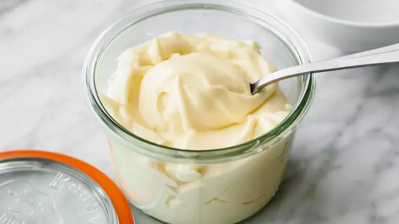 Vì Mayonnaise chủ yếu là dầu nên nó là một loại gia vị có nhiều axit béo không bão hòa và lượng calo cao