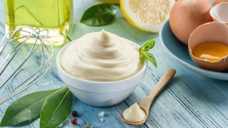 Để sốt mayonnaise giữ được lâu hơn, bạn hãy bảo quản nó trên cánh cửa tủ lạnh