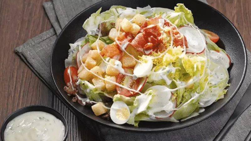 Sốt Mayonnaise có sự kết hợp hài hòa giữa vị béo và chua đặc trưng, thích hợp để trộn với các loại rau củ