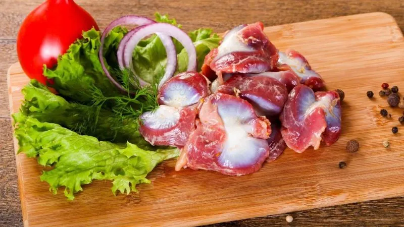 Mề gà đơn giản là dạ dày của gà, bao gồm phần vách dày, nhiều cơ
