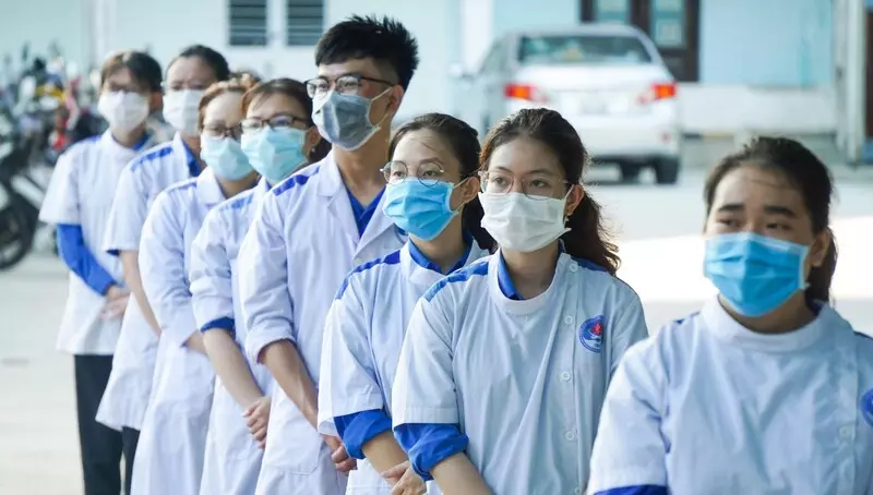 Y tá và điều dưỡng viên đều đóng vai trò đặc biệt trong khâu chăm sóc và đảm bảo sức khỏe
