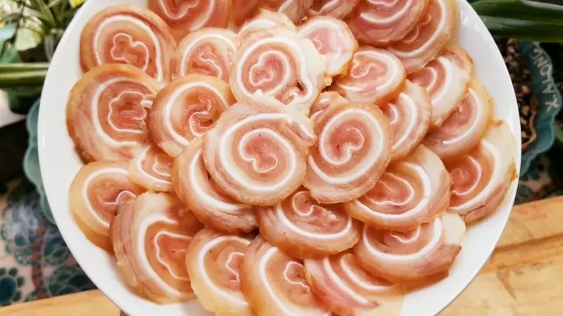 Tai heo cuộn ngũ vị