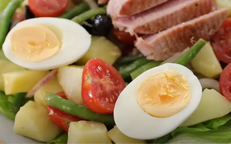 Dĩa salad đầy đủ màu sắc tươi mát
