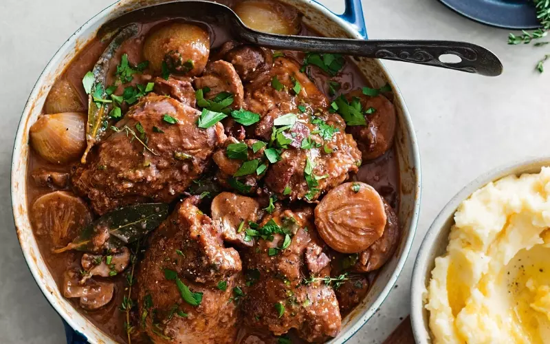 Coq Au Vin là một món ăn rất phù hợp để dùng cùng với Nicoise Salad