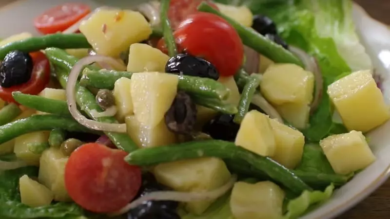 Bày trí salad ra dĩa