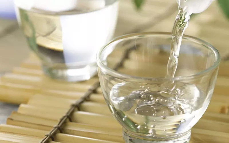 Giấm rượu trắng có vị hơi chua và chút hương rượu