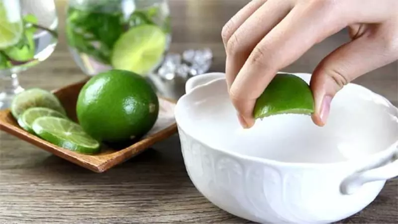 Vắt chanh nhẹ nhàng, từ trên xuống, hướng thẳng đứng, để lấy nước cốt thơm ngon.