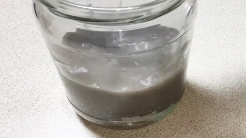 Đổ nước vào tro