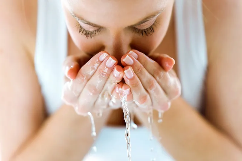 Rửa mắt bằng nước sạch nhiều lần nếu bị nước tro tàu bắn vào mắt