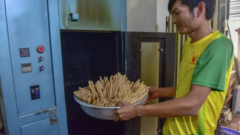 Để đảm bảo ống hút tre được khô hoàn toàn, chúng sẽ được sấy trong lò