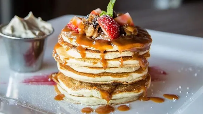 Bánh pancake trong tiếng Việt nghĩa là bánh phèng la/ phèn la, là một loại bánh có hình tròn, mỏng và phẳng