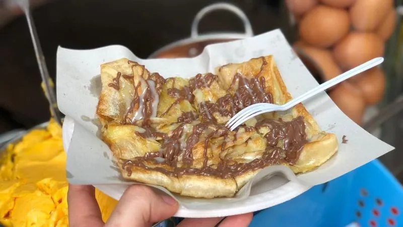 Pancake Thái Lan (bánh roti) được làm từ trứng, sữa đặc và trái cây