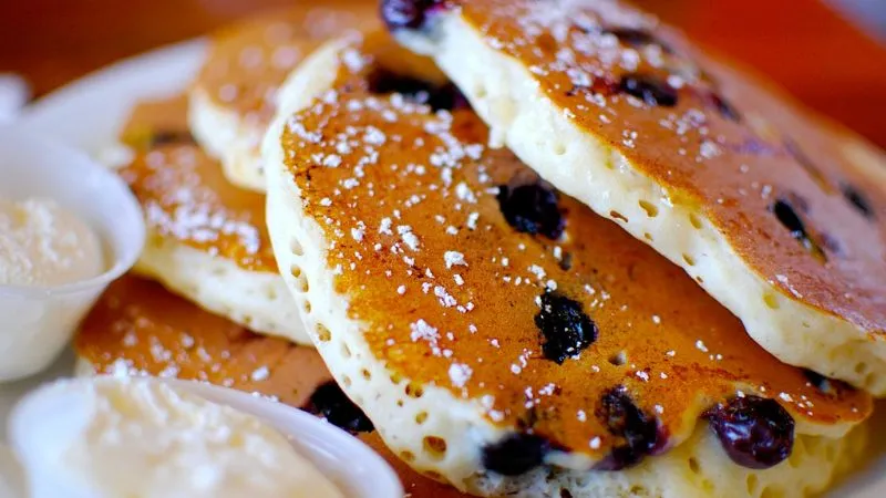 Pancake Hà Lan - Poffertjes là loại pancake có hình tròn nhỏ, được làm từ bột đã lên men