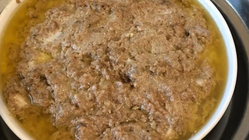 Pate heo có vị béo đặc trưng của gan heo, hòa quyện cùng lớp mỡ gáy khiến mỗi lần thưởng thức đều vô cùng trọn vẹn