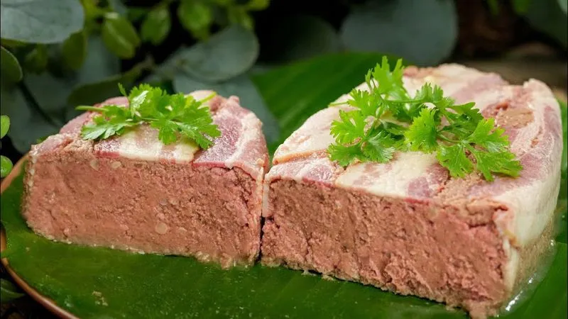 Pate sau khi hoàn thành rất mịn màng, màu sắc bắt mắt và có vị đậm đà, béo ngậy vô cùng hấp dẫn