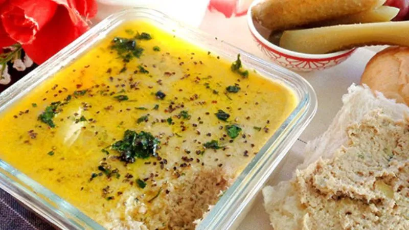 Khi ăn thì bạn đun chảy bơ lạt, rưới lên trên bề mặt và thưởng thức