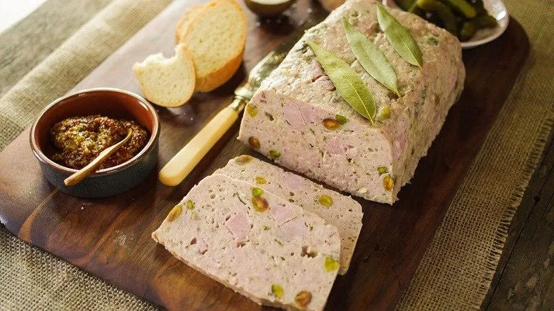 Vì hàm lượng Natri trong pate khá cao nên nếu ăn quá nhiều có thể làm chúng ta tăng huyết áp
