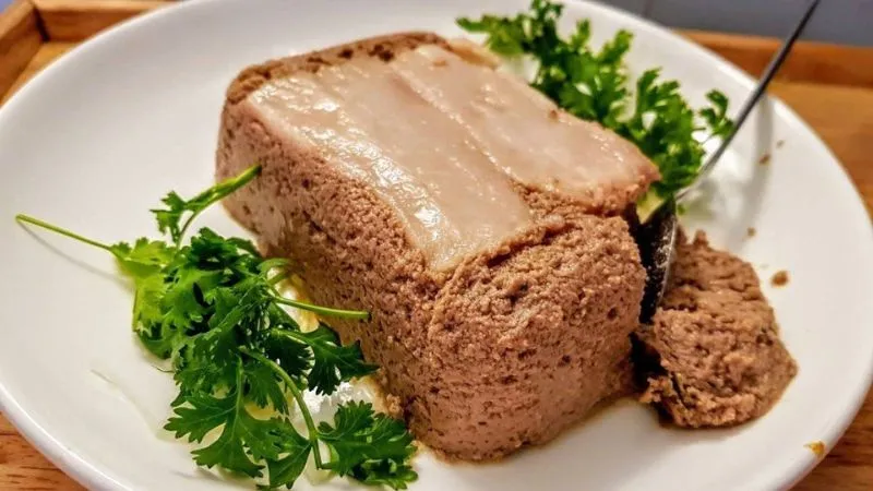 Pate là một món ăn được làm từ nguyên liệu chính là gan (hoặc thịt) của động vật