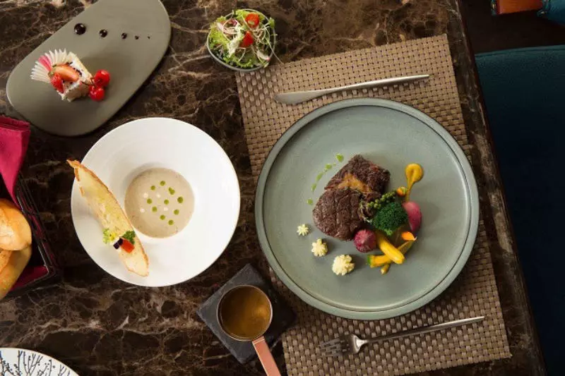 Plating là kỹ thuật sắp xếp, bài trí món ăn trên một chiếc đĩa