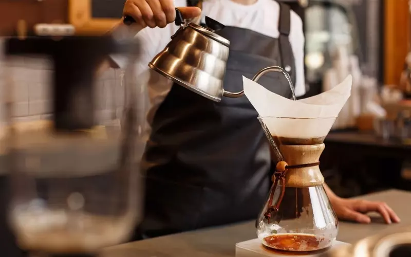 Cà phê Pour Over là cách pha cà phê truyền thống, sử dụng phương pháp nhỏ giọt thông qua giấy lọc hoặc lưới thép