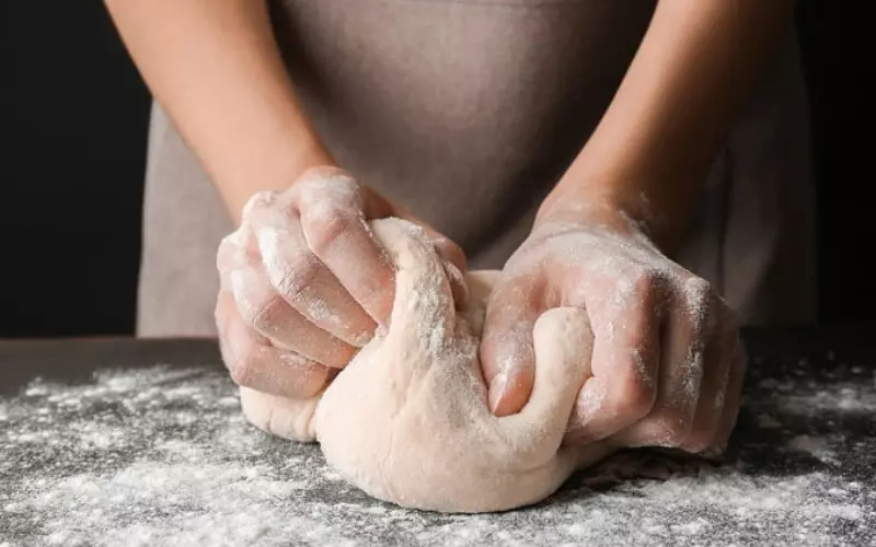 Dùng tay nhào bột trong khoảng 10 phút